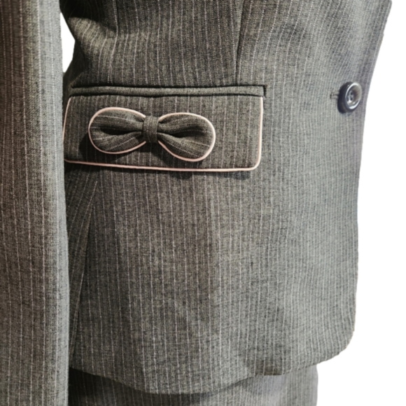 Tahari Women's Business suit Blazer and Skirt Size 10 Grey and Pink Pinstripe - Picture 3 of 16